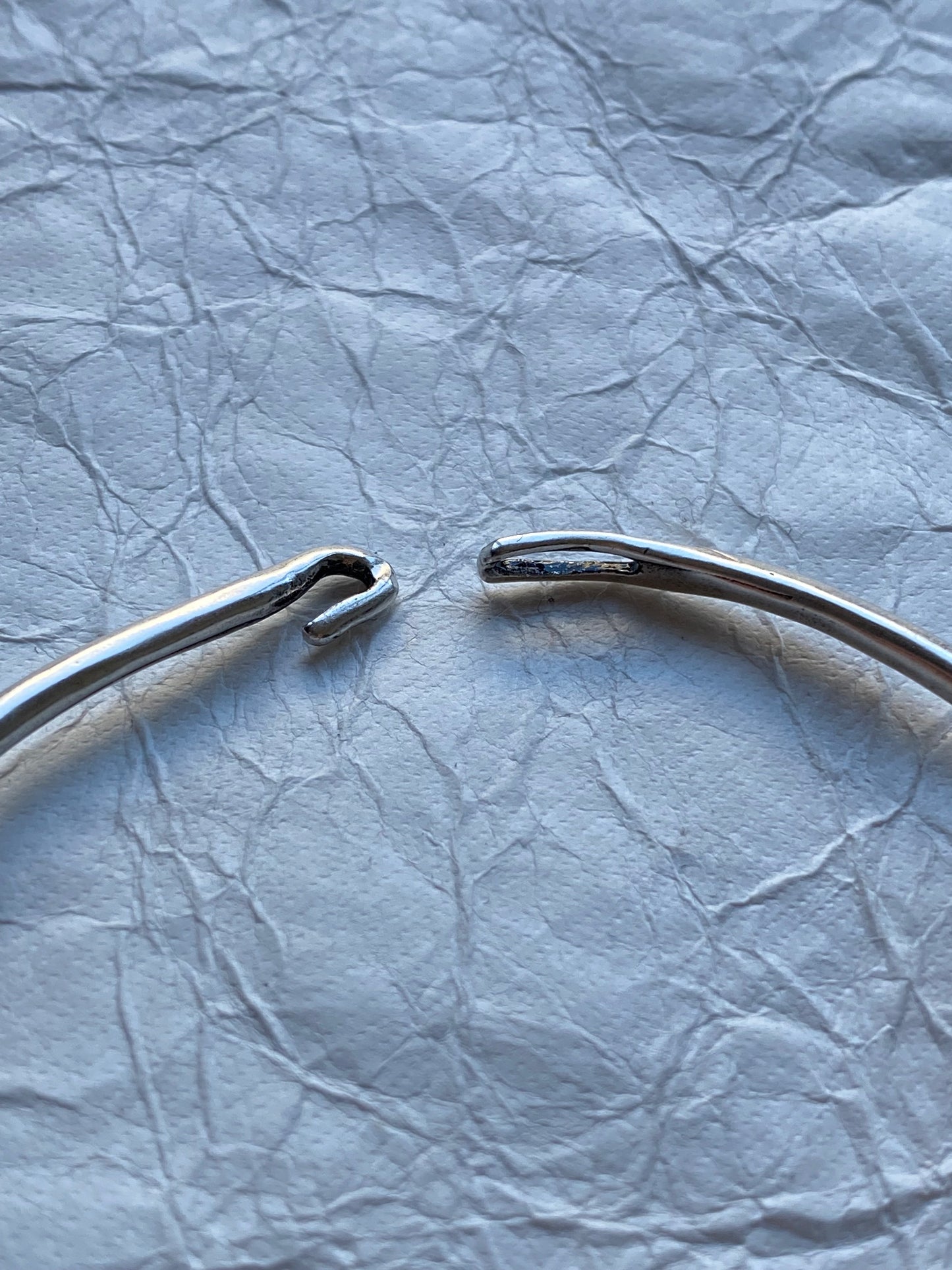 WERKSTATT:MÜNCHEN SILVER BANGLE HOOK BRACELET.