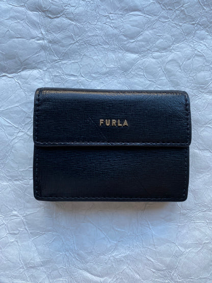 FURLA TRI-FOLD LOGO LEATHER WALLET.