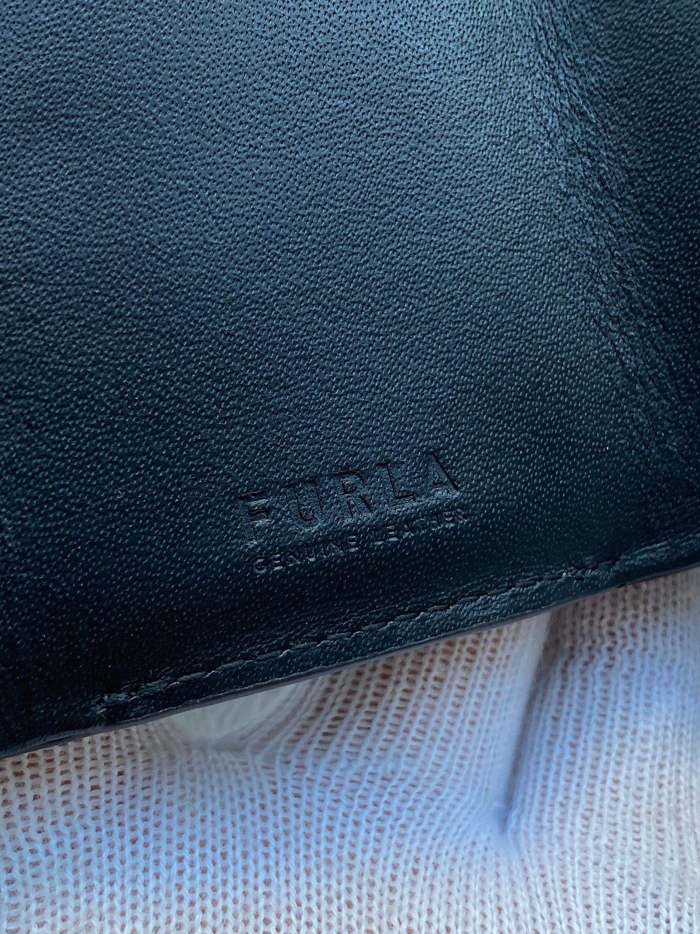 FURLA TRI-FOLD LOGO LEATHER WALLET.