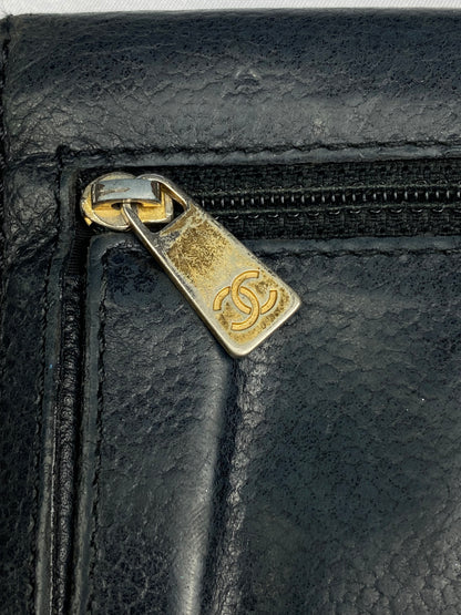 CHANEL 'CC' LOGO LEATHER BI-FOLD WALLET.