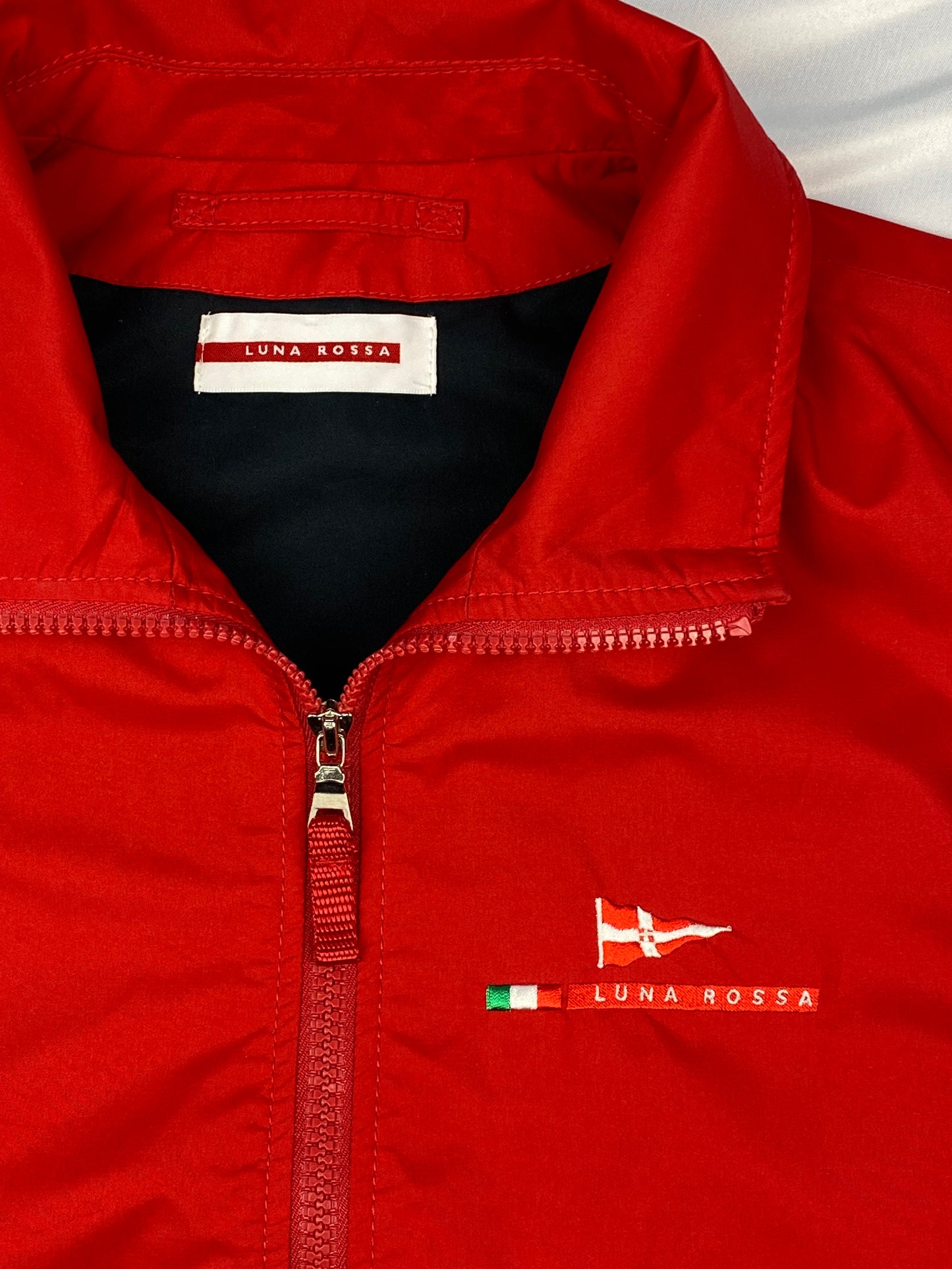 PRADA LUNA ROSSA NYLON ZIP-UP VEST. (50 / M)