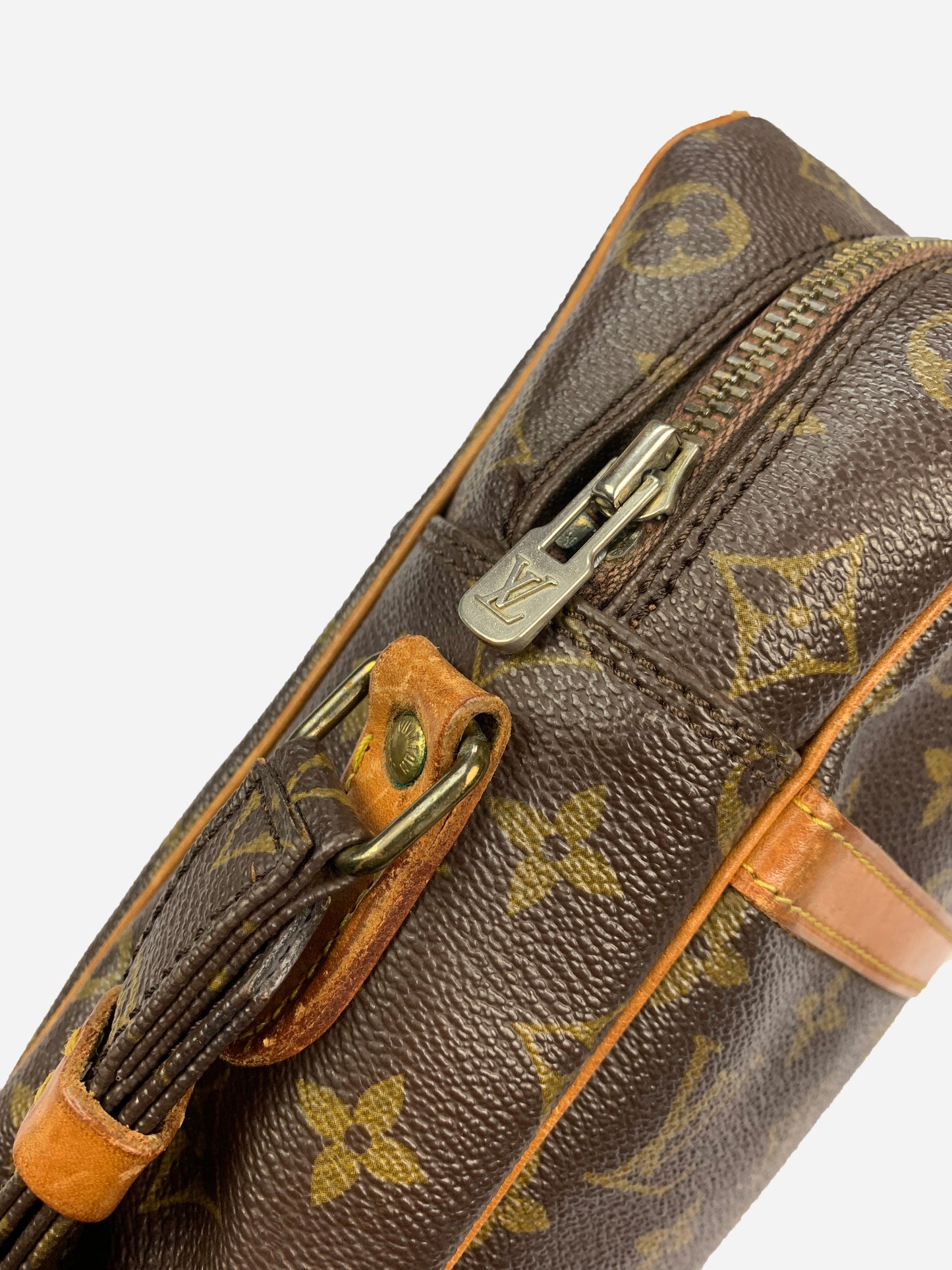 LOUIS VUITTON DANUBE MM SHOULDER BAG.