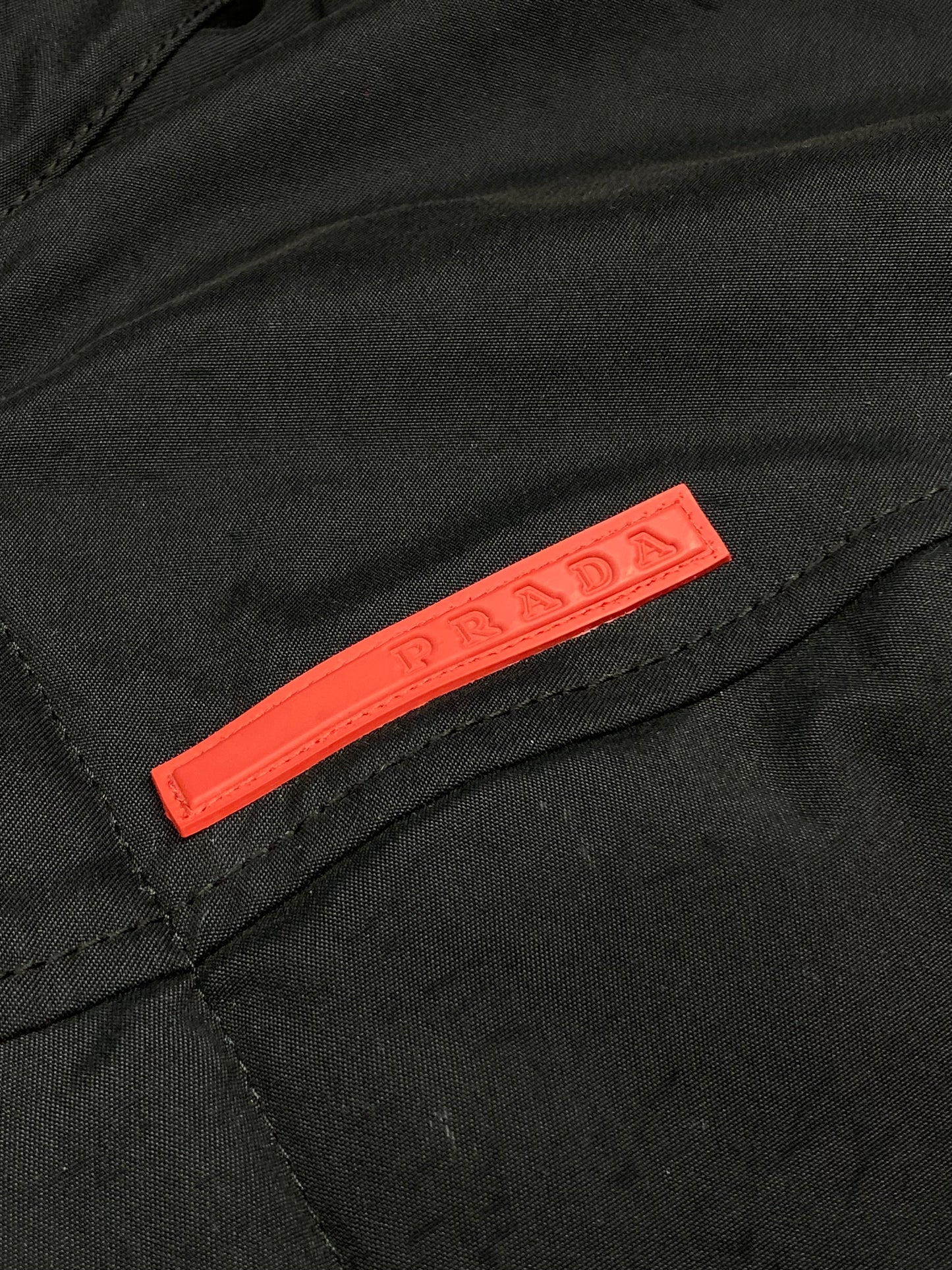 PRADA MILANO LINEA ROSSA LOGO DOWN JACKET W/ FLEECE LINING. (48 / M)